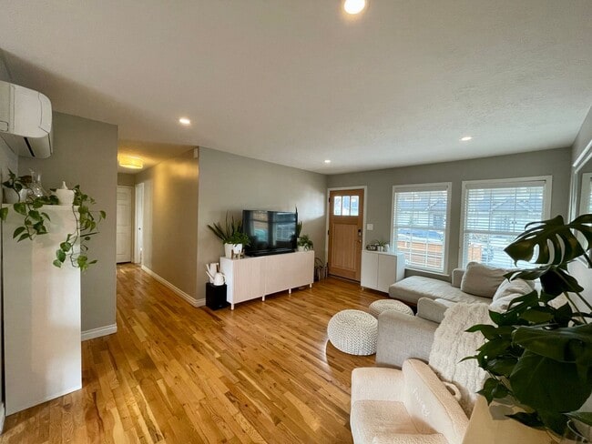 Building Photo - Charming 3Bed 2Bth Montavilla Neighborhood with Detached Additional Living Area and Backyard Grea...
