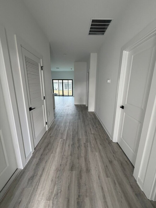 Foto del edificio - 1117 Abrams Blvd