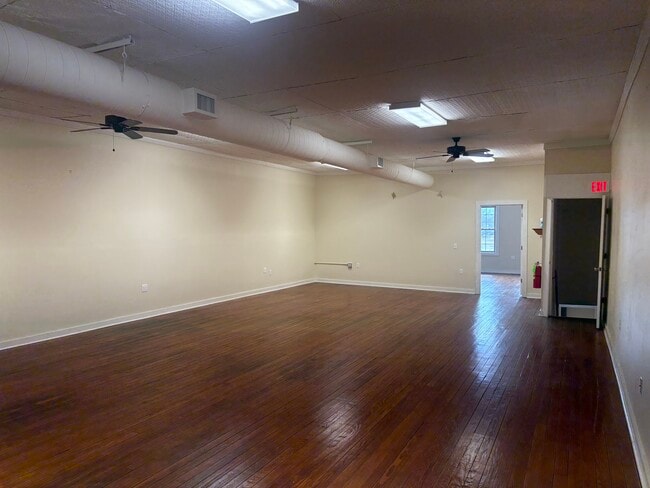 Building Photo - 106 W 7th St