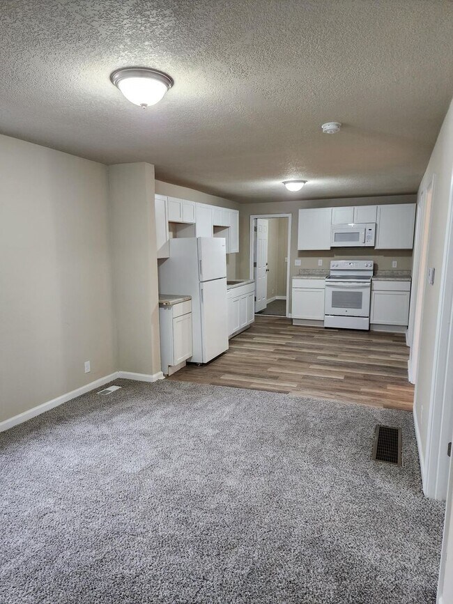 Foto del edificio - 2 Bedroom 1 Bath Home With 2 Stall Garage