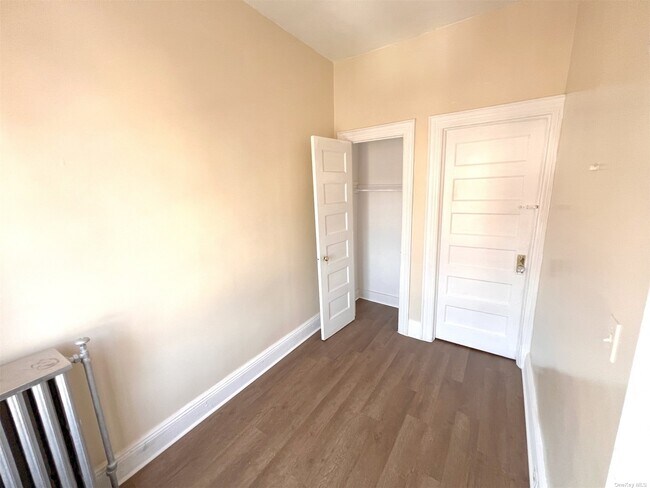 Building Photo - 223 Sunnyside Ave