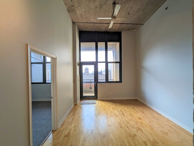 Building Photo - 320 E 21st St