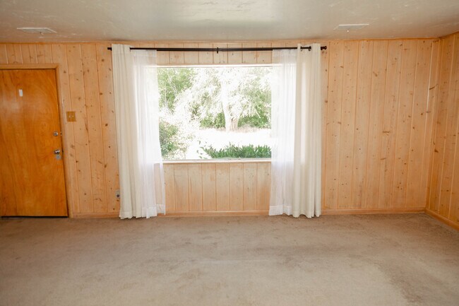 Living Room - 1586 E Blaine Ave