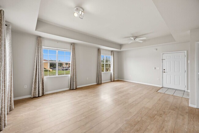 Foto del edificio - 2/2 condo with beautiful water views available now for an annual lease