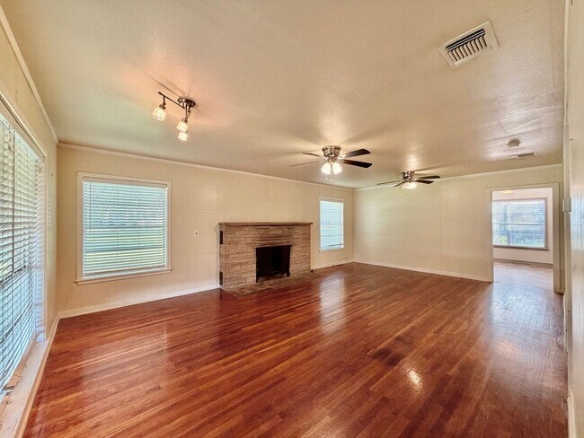Foto del edificio - Unbeatable Location! Walk Across the Street to TXST Campus