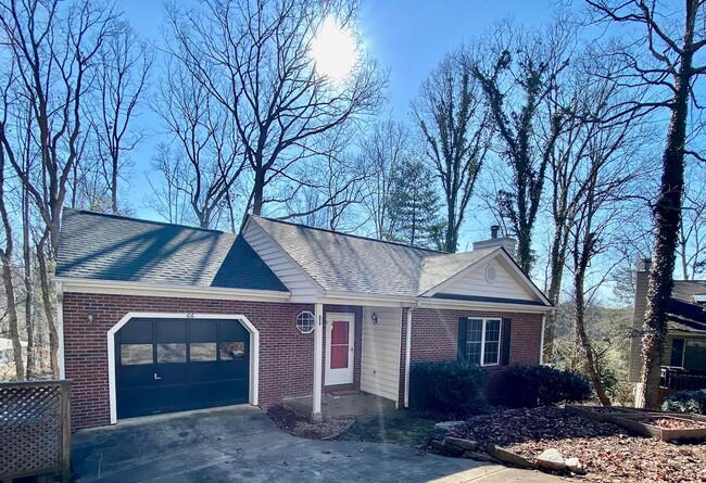 Foto del edificio - South AVL - Three Bedroom home with Wooded...