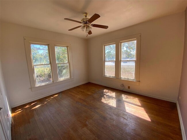 Foto del edificio - 700 Hwy 290 E