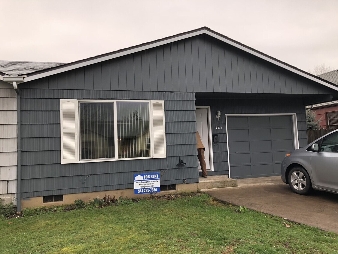 Foto principal - Two bedroom one bath duplex in Springfield!