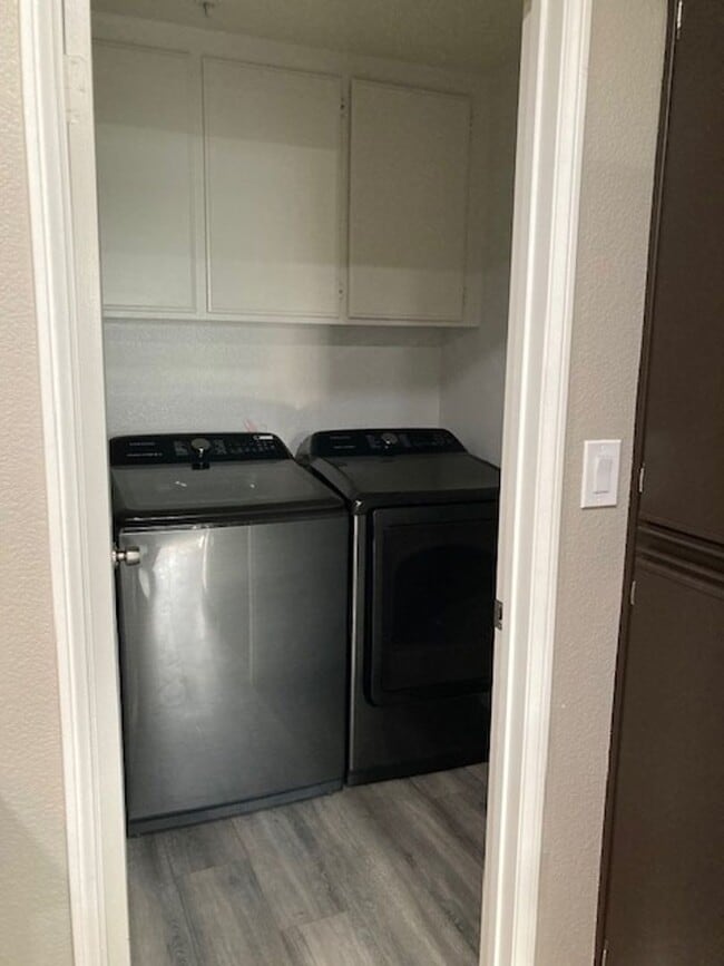Foto del edificio - 6686 Laurelton Ln