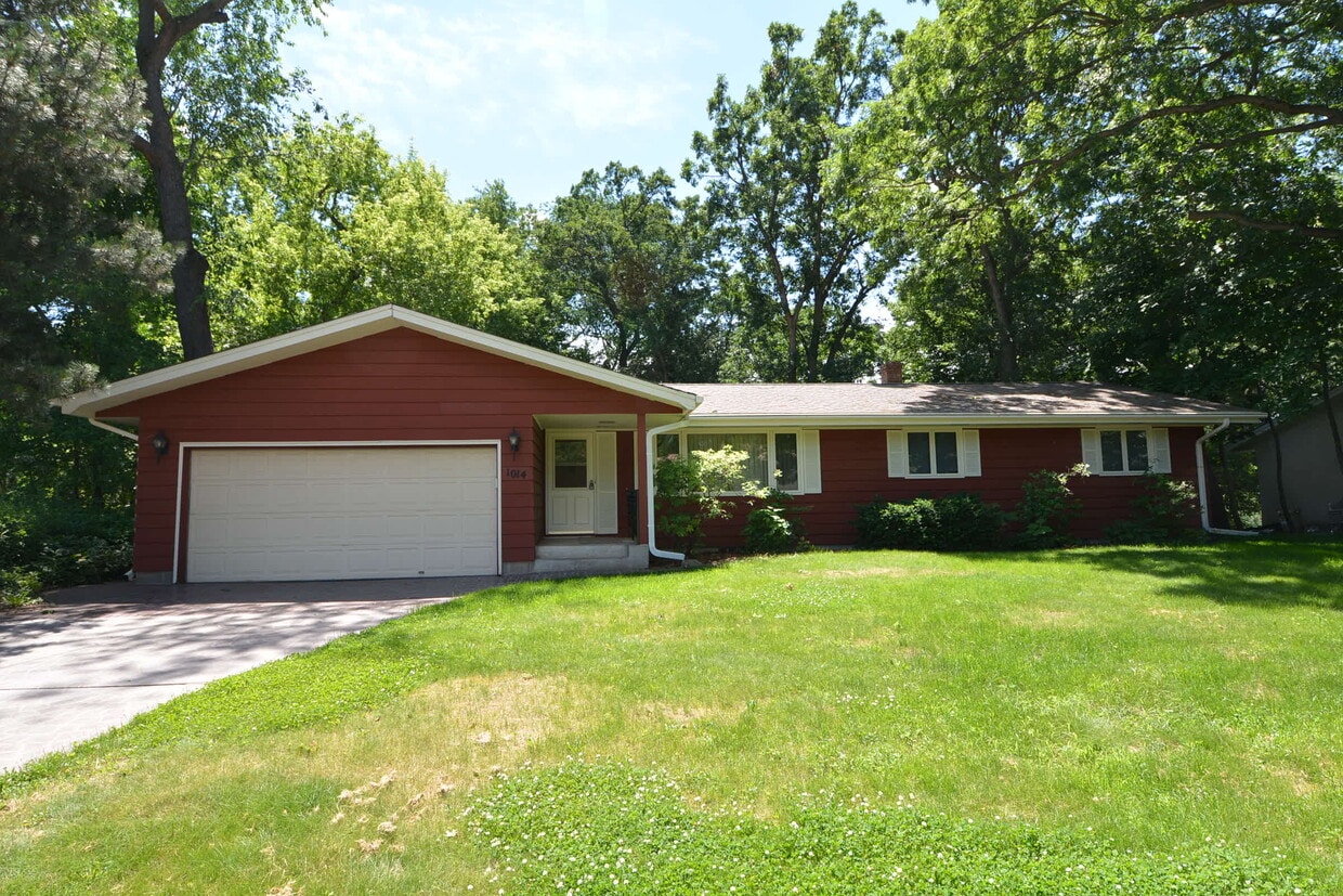 1014 County Road D West, Roseville, MN 55126 House for Rent in