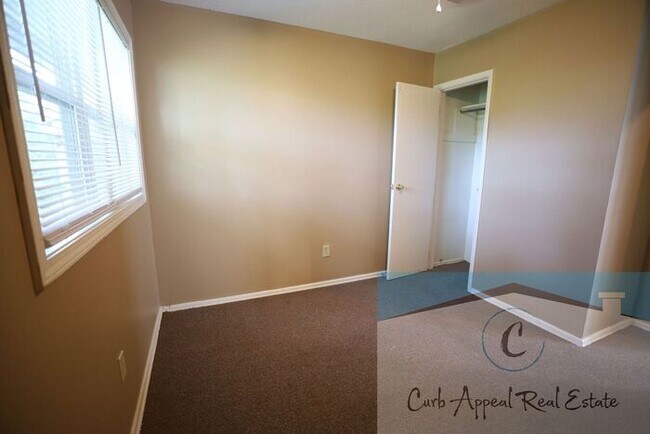 Foto del edificio - This 2 bedroom 1 bath apartment - includes refrigerator, stove and dishwasher.