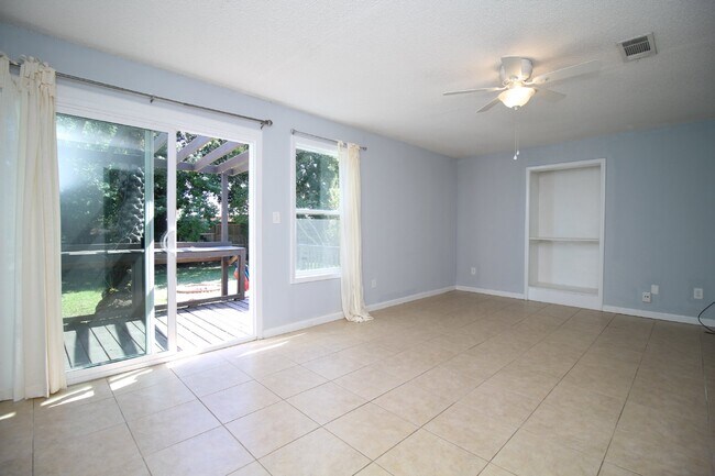 Foto del edificio - Spacious 3-Bedroom, 1.5-Bath Townhome in Gulf Breeze Near Top-Rated Schools, Beaches, and Gulf Br...