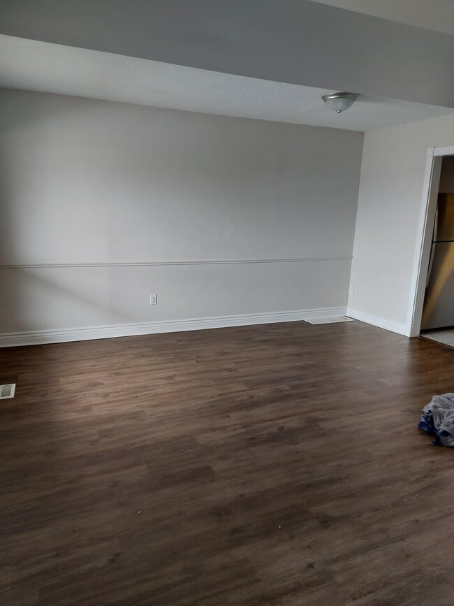 Building Photo - Spacious 3 bedroom unit