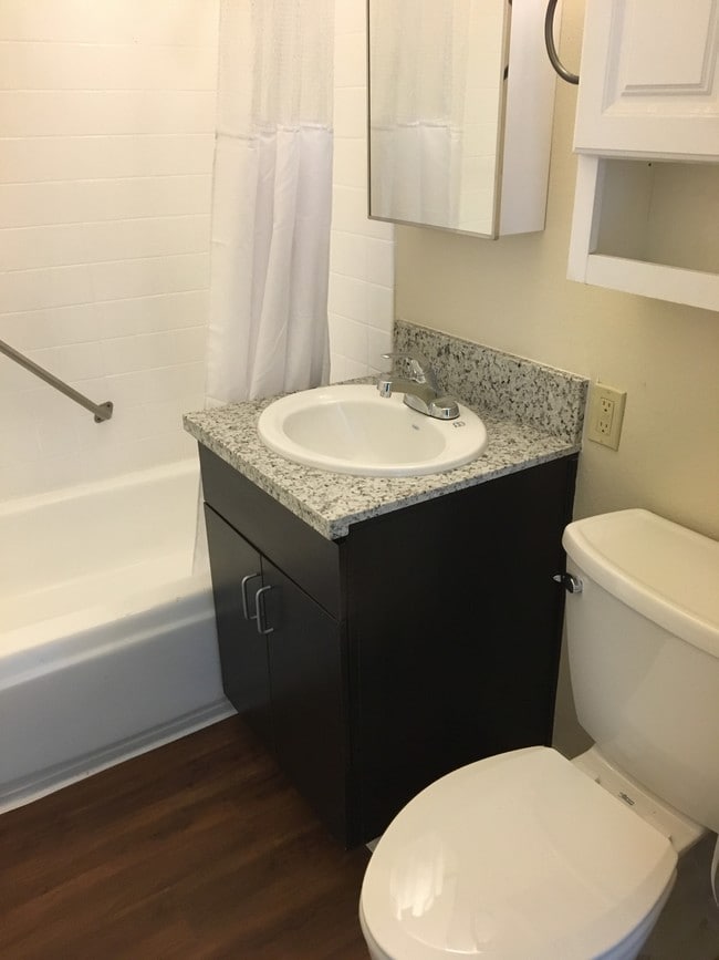 Foto del edificio - Bellflower Friendship Manor 55 yrs+ Community