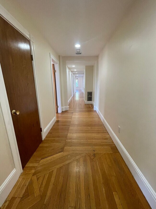 Foto del edificio - Charming 3 Bedroom-No Broker Fee