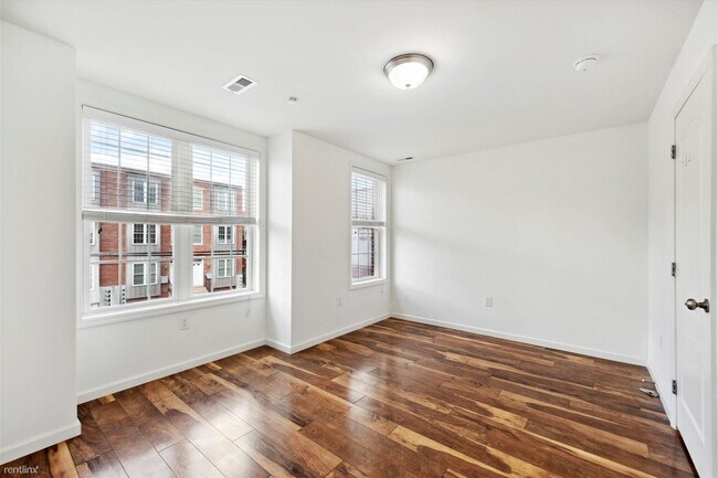 Foto del edificio - 2 br, 2 bath Triplex - 4613 Sansom St Unit 2