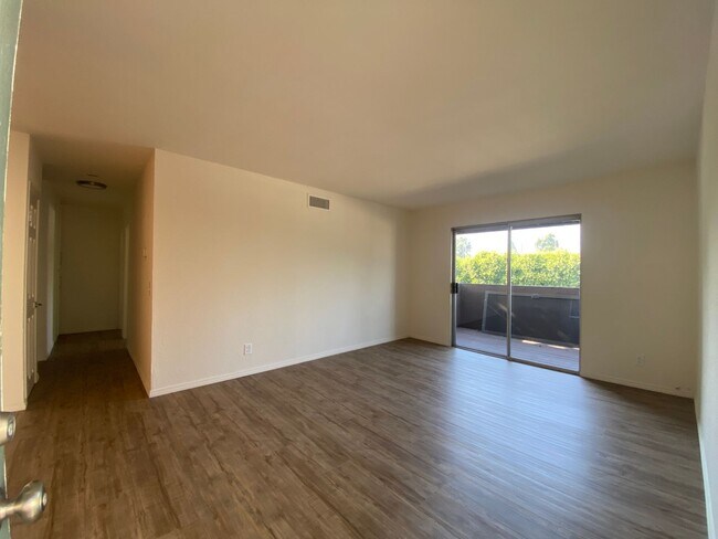 Foto del edificio - Rancho Cucamonga Two Bedroom Condo