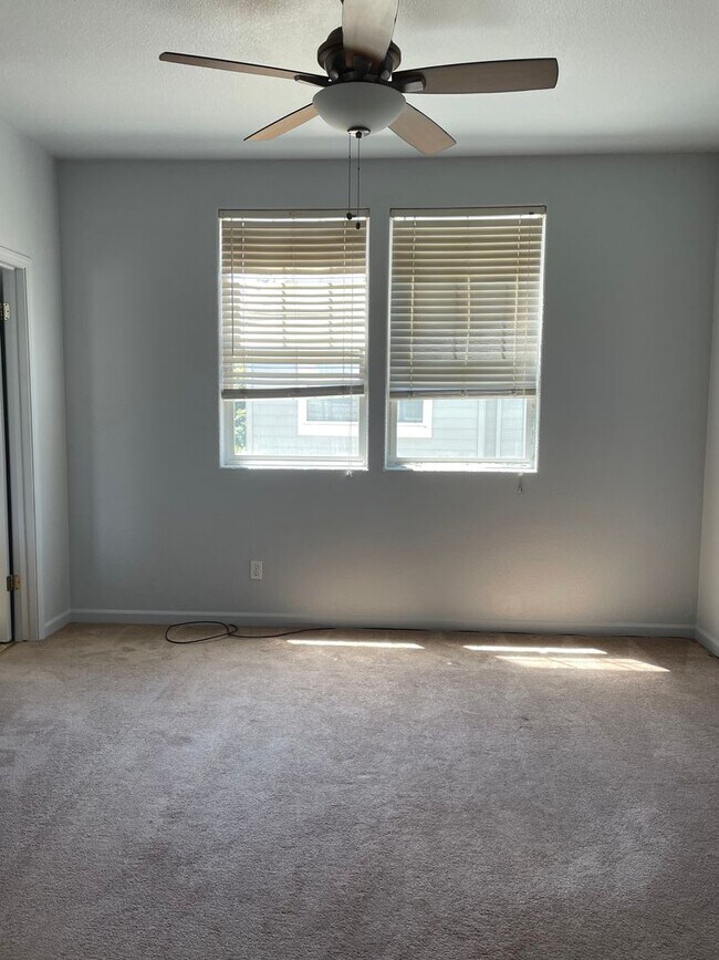 Building Photo - Cute 1 bedroom 1 bath Upstairs Granny Unit!