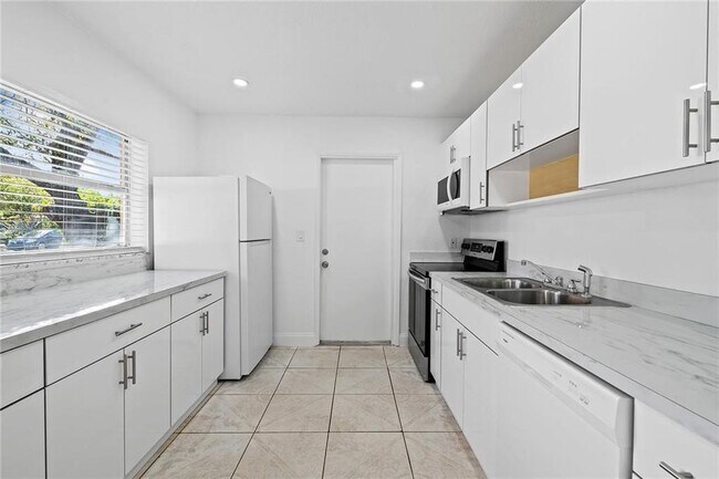 Foto del edificio - 583 NW 17th Pl