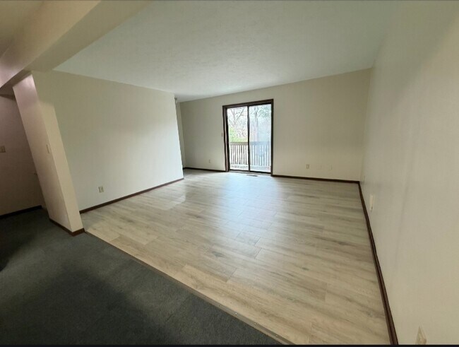 Foto del edificio - 624 Portage Lakes Drive