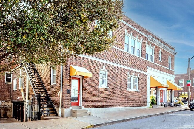 Foto del edificio - RARE OPPORTUNITY 1,200 SF ± Apartment in T...