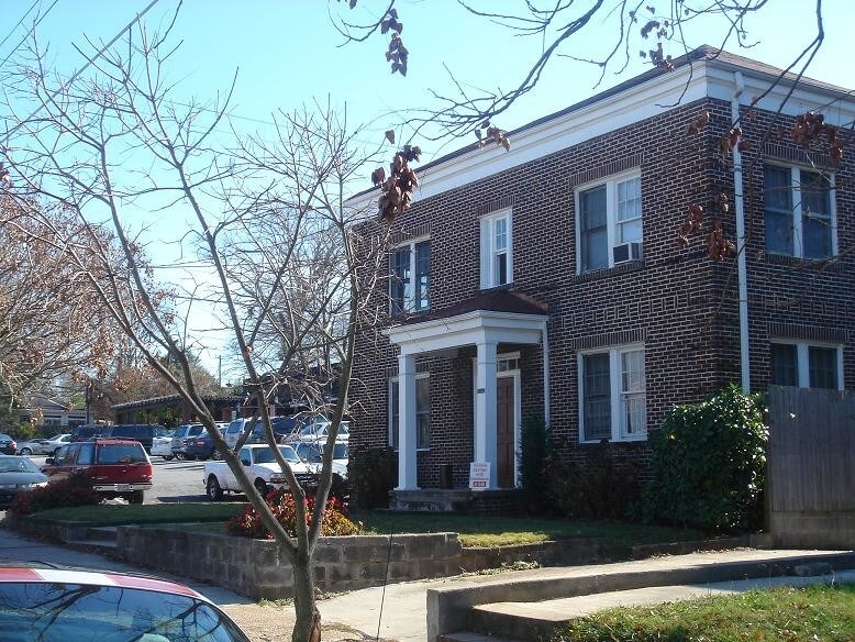 Foto principal - 1043 St Charles Ave NE
