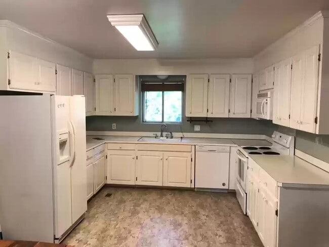 Building Photo - 418 Longest Rd