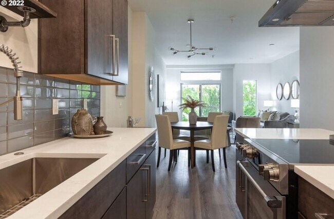 Building Photo - Luxury Rental With A River View