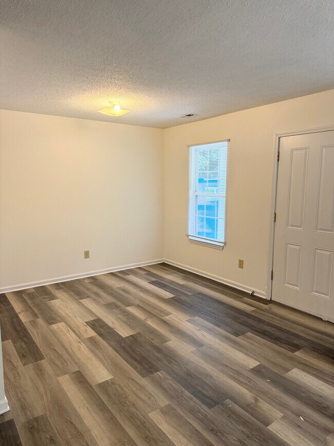 Foto del edificio - 1208 W Walnut Ave