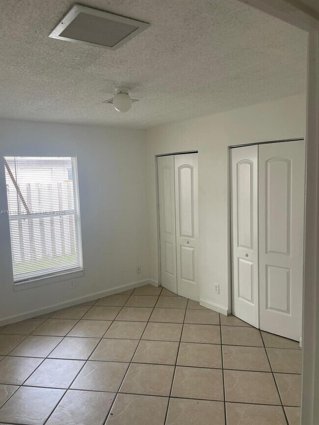 Foto del edificio - 2321 NW 6th Ct