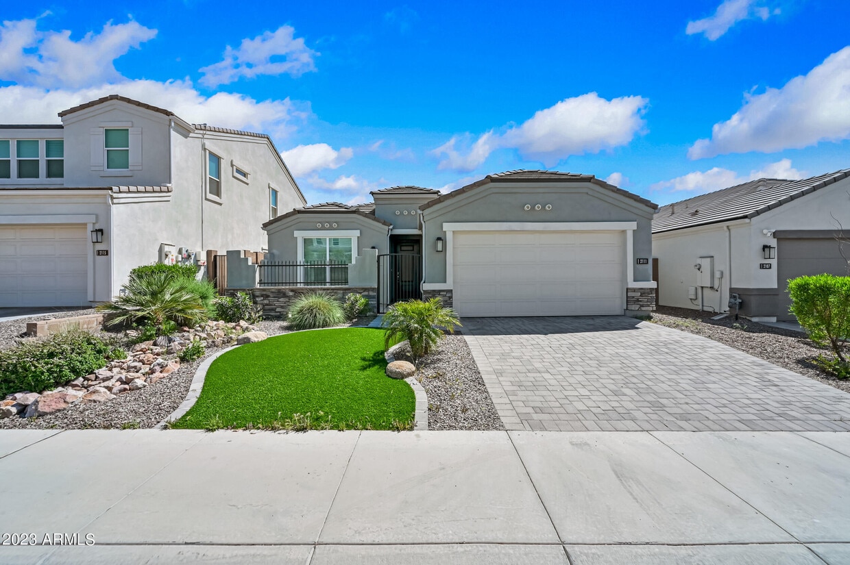 Primary Photo - 2111 E Questa Dr