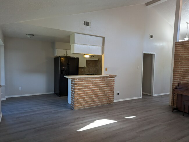 Foto del edificio - 4302 Rosebud Dr