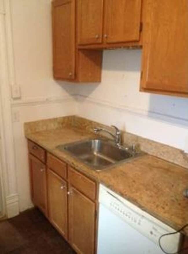 Building Photo - 5 bed 2 bath, central all electric HVAC, laundry, fenced yard house!