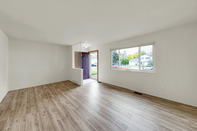 Building Photo - 144 Parnacott Dr