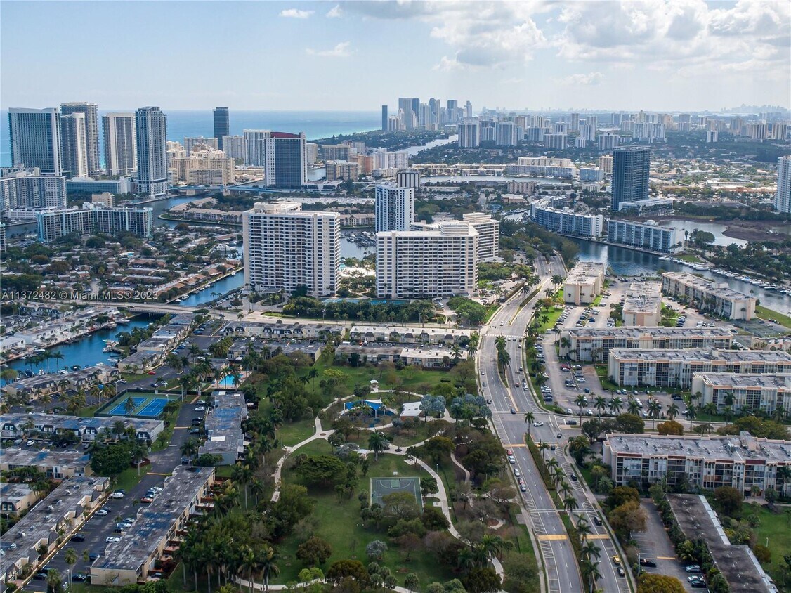 Foto principal - 2500 Parkview Dr