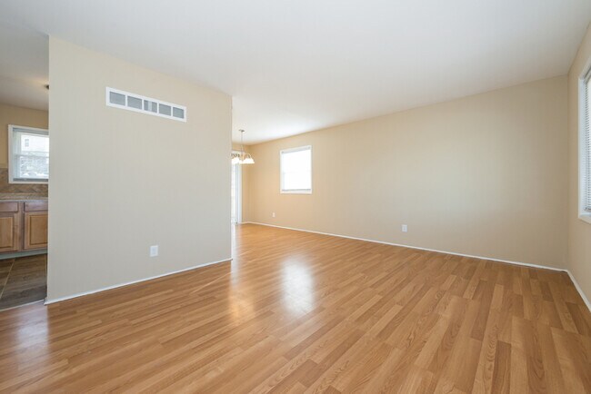 Foto del edificio - Beautiful 3BD Home Near Worlds of Fun!