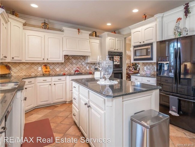 Building Photo - 4 br, 2 bath House - 507 Fall Winds