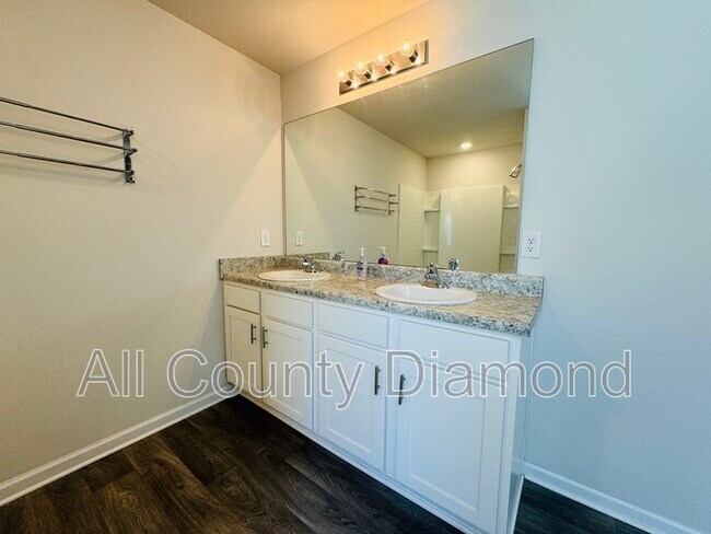 Foto del edificio - 4011 Silver Spur Rd