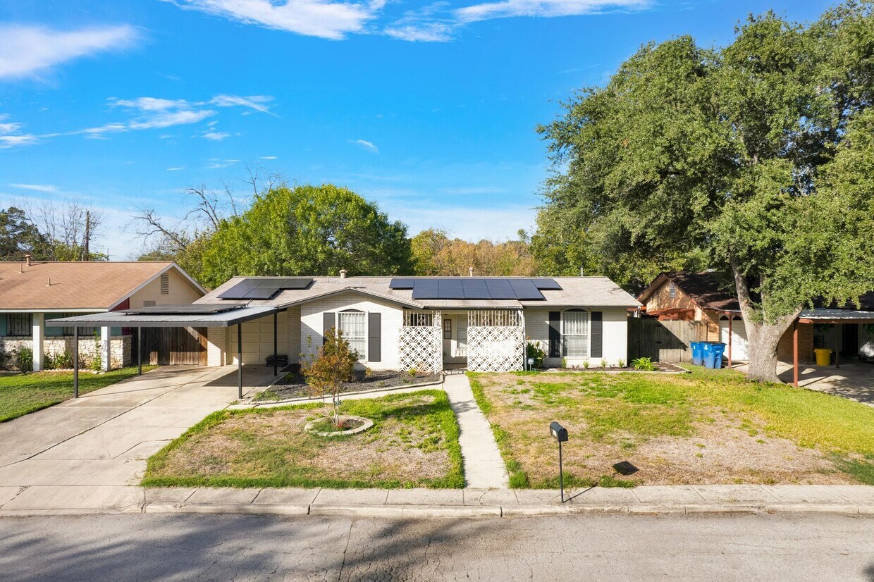 Primary Photo - Beautiful Home in Kirby for rent!