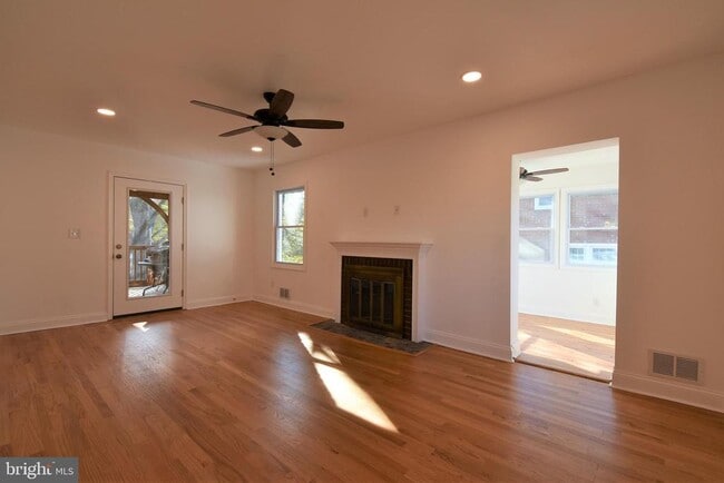 Building Photo - 2302 Dexter Ave