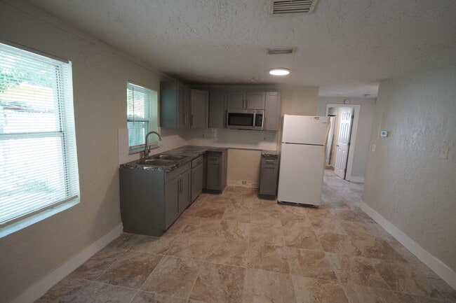 Building Photo - 431 NW 12th Ave