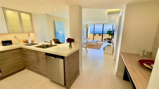 Foto del edificio - 2555 Collins Ave