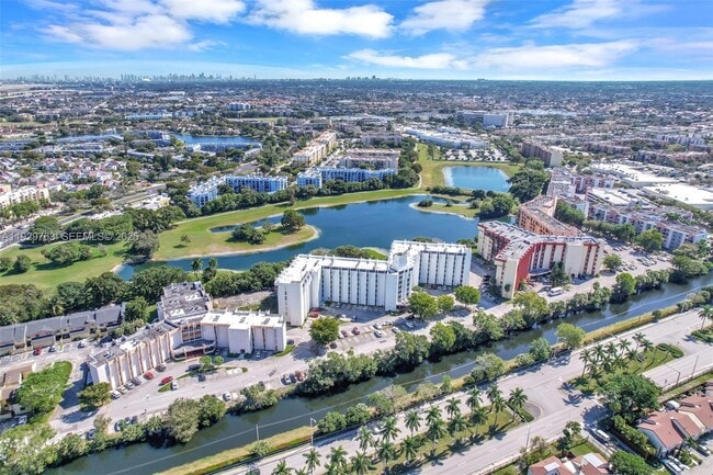 Building Photo - 9682 Fontainebleau Blvd