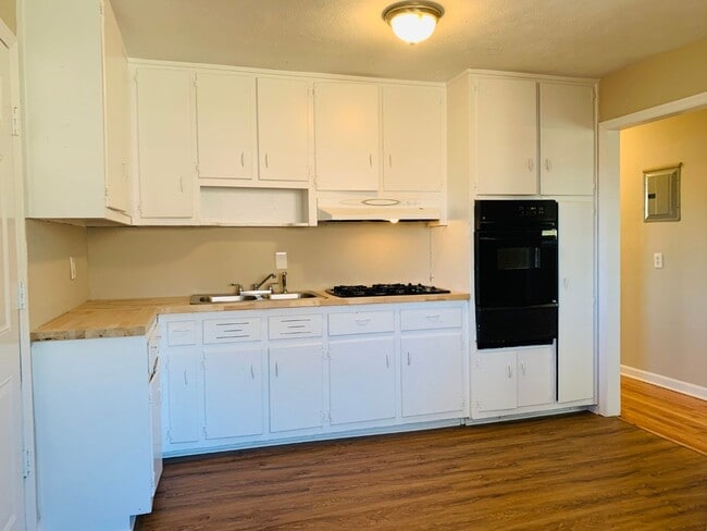Building Photo - Beautiful hardwood flooring! 2 bed, 1 full...