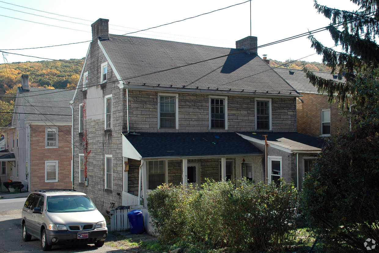 Building Photo - 138-140 Main St