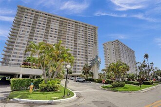 Building Photo - 300 Bayview Dr
