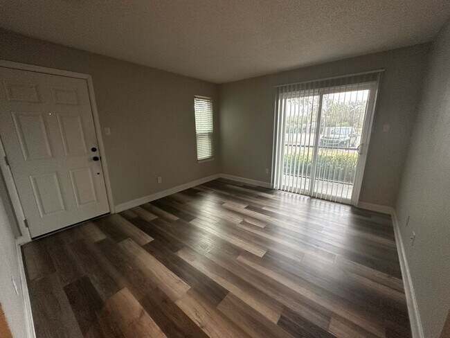 Building Photo - ** Move in Special HALF off your first months rent** FABULOUS 2 Bedroom/1 Bath Condo!!