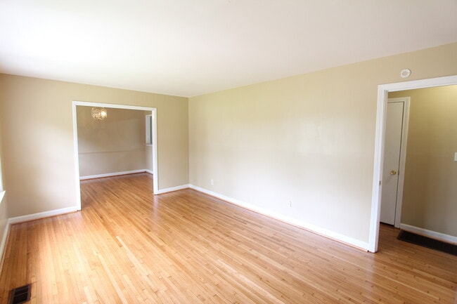 Building Photo - New On The Market!! Will not last long at ...