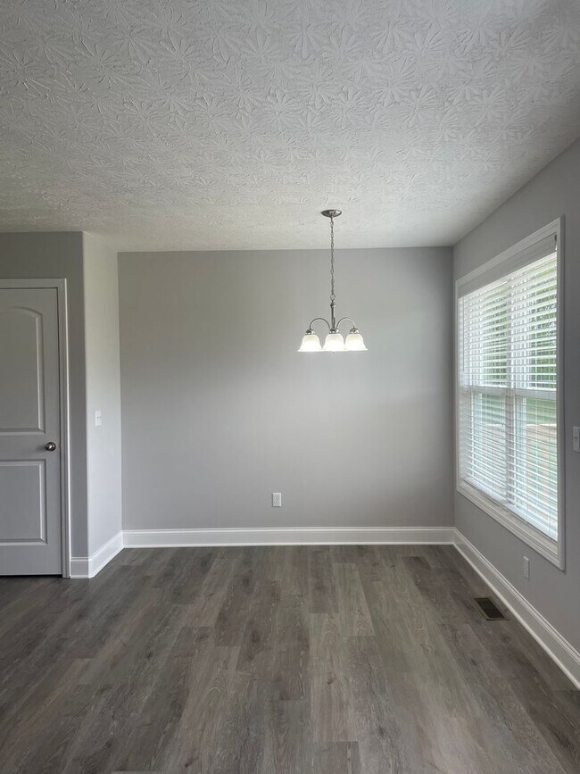 Building Photo - 560 Labrador Dr