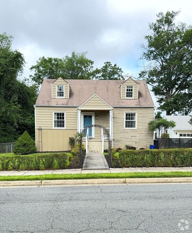Building Photo - 4012 Woodland Dr